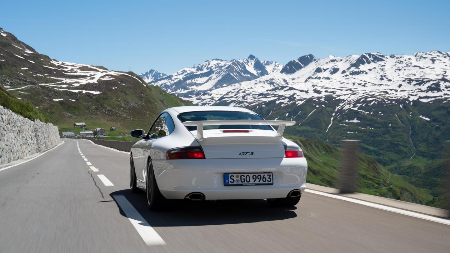 911 GT3 (996.2, 2003 - 2005) - carraraweissmetallic - Heckflügel - Rückleuchten - Endrohre -  20 Jahre 911 GT3 - Schweiz - Alpenpässe - 2019