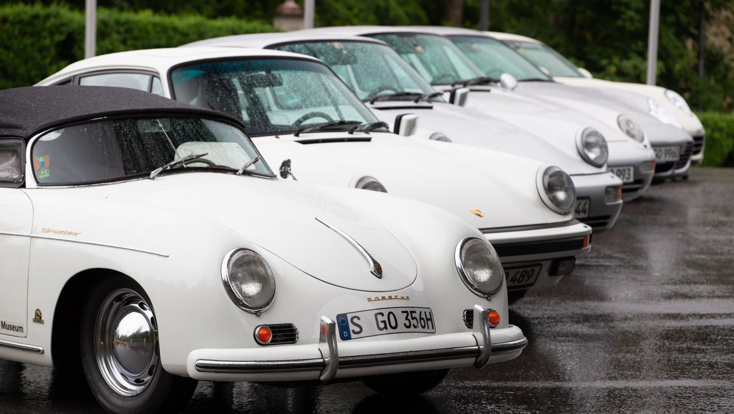 Porsche 356 1500 Speedster (1955) und Porsche 911 Carrera 3.2 Coupé («G-Serie», 1988) und Carrera 4 Coupé (1989) und Porsche 911 (993) Carrera (1997) und Porsche 911 (996) Coupé Sondermodell «40 Jahre Porsche 911» (2003) und Porsche 911 (991) Carrera Coupé Sondermodell «50 Jahre Porsche 911» (2013), Schweiz, 2018, Porsche AG