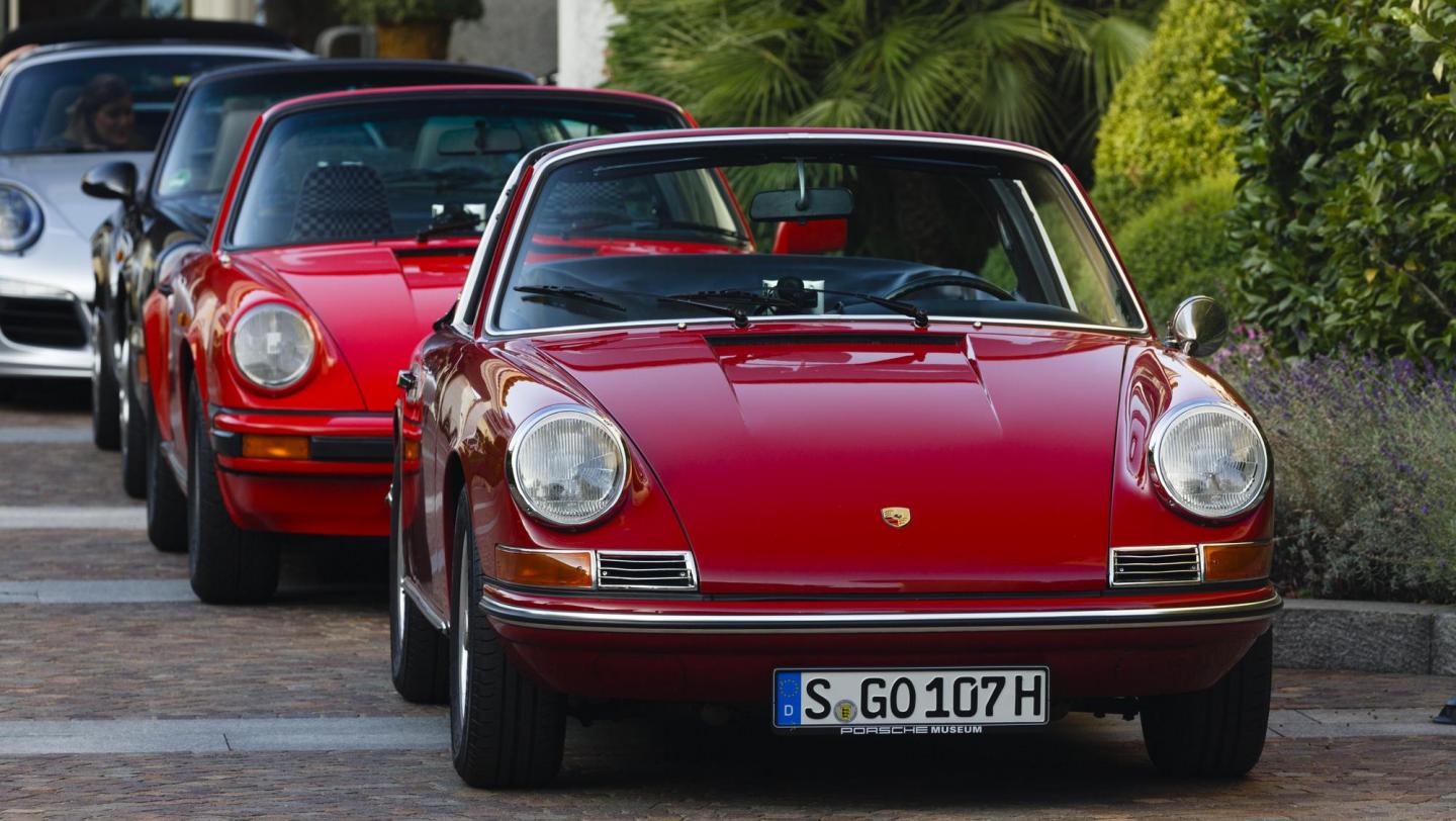 50 Jahre Porsche 911 Targa - 911 Targa 2.0 - (1967) - karminrot -  vor Gruppe Targa - Vier Generationen - silber - schwarz - indischrot - karminrot - Bugteil - Tessin - 2015