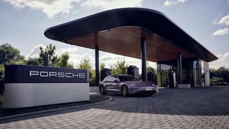 Schnellladen mit bis zu 400 kW: neue Porsche Charging Lounge in Ingolstadt