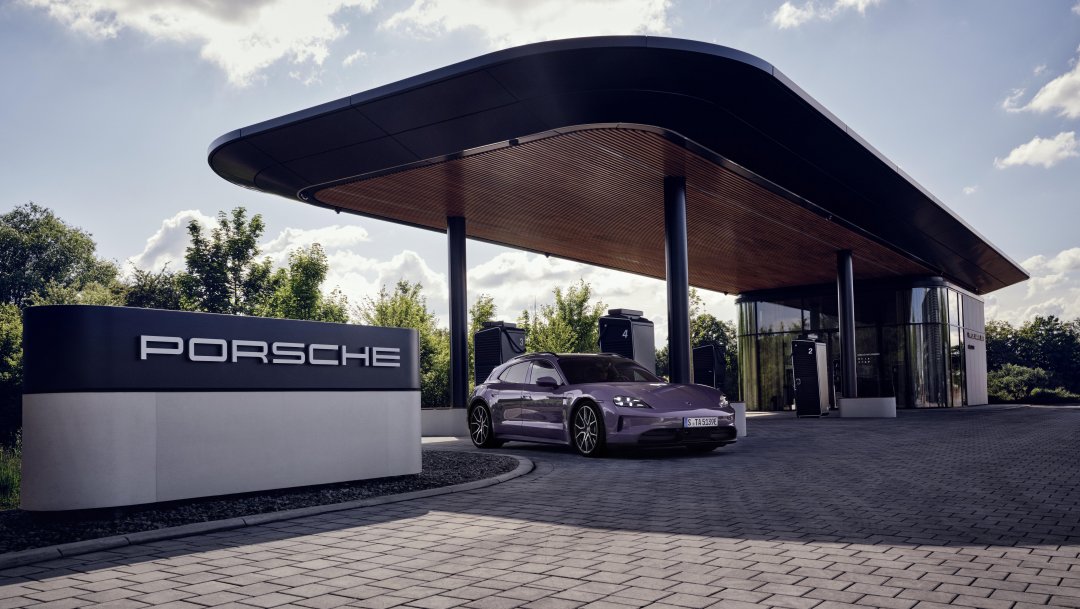 Schnellladen mit bis zu 400 kW: neue Porsche Charging Lounge in Ingolstadt