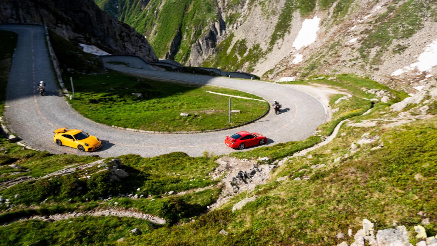 911 GT3 (996.1 & 991.2) - racinggelb - indischrot - Beifahrerseite - Draufsicht - Kurve - Schweiz - Alpenpässe - 2019