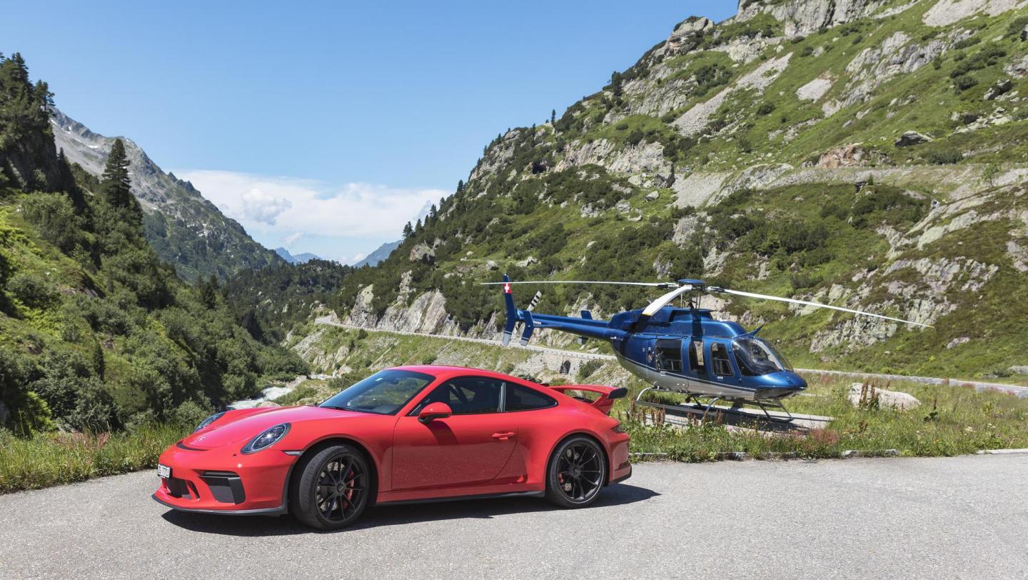 911 GT3 - indischrot - Schweiz - Fahrerseite - Alpenpass mit gelandetem Helikopter - 2017