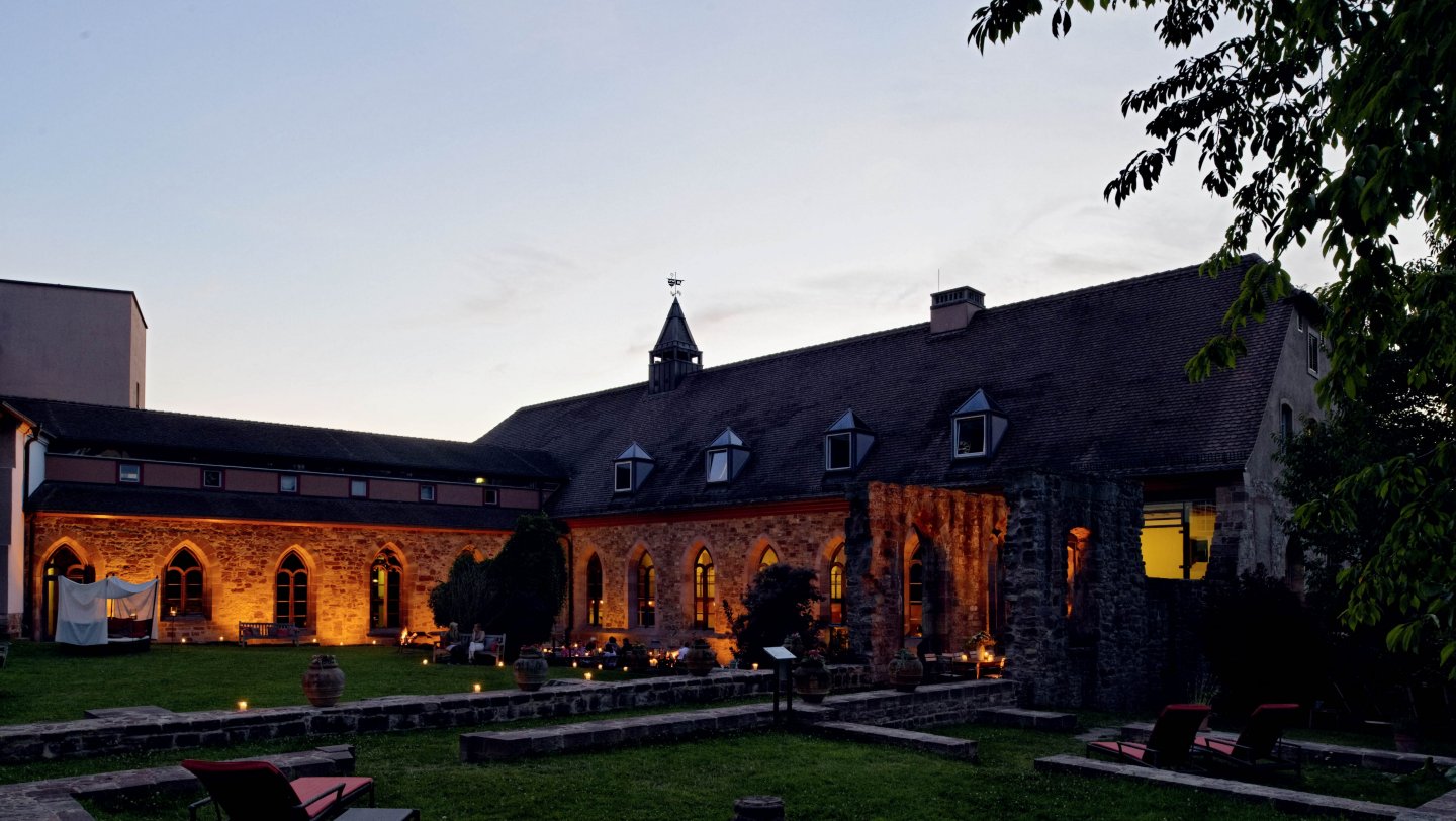 Klosterinnenhof in der Abenddämmerung