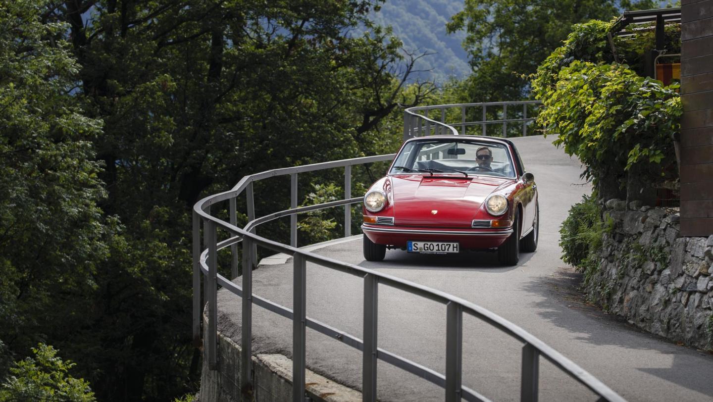 50 Jahre Porsche 911 Targa - 911 Targa 2.0 - (1967) - karminrot - Hauptscheinwerfer - Bugteil - Sicken - Tessin - 2015