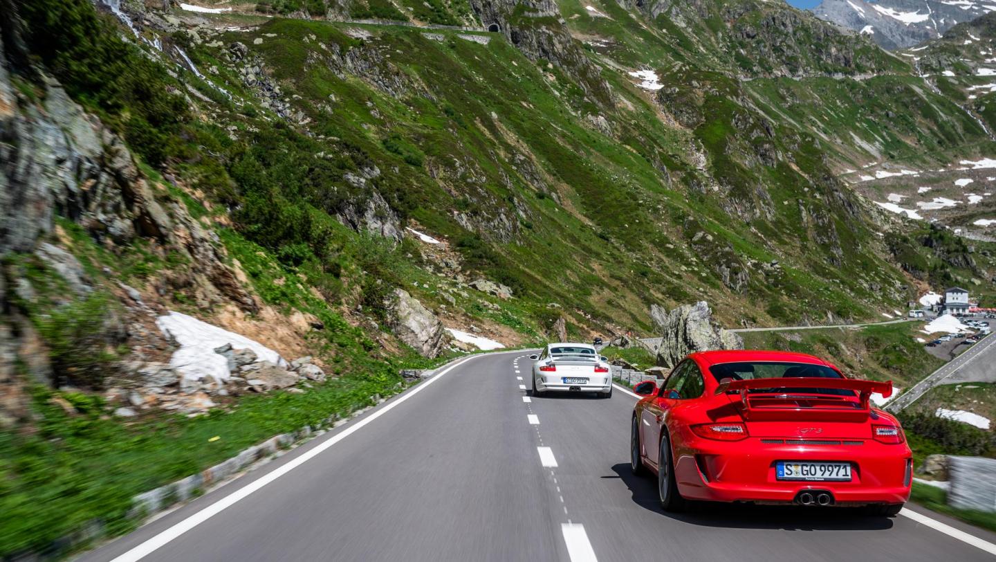 Zwei 911 GT3 (997.1 & 997.2) - indischrot - carraraweissmetallic - Heckflügel - Endrohre - Alpenpass - Schweiz - 2019