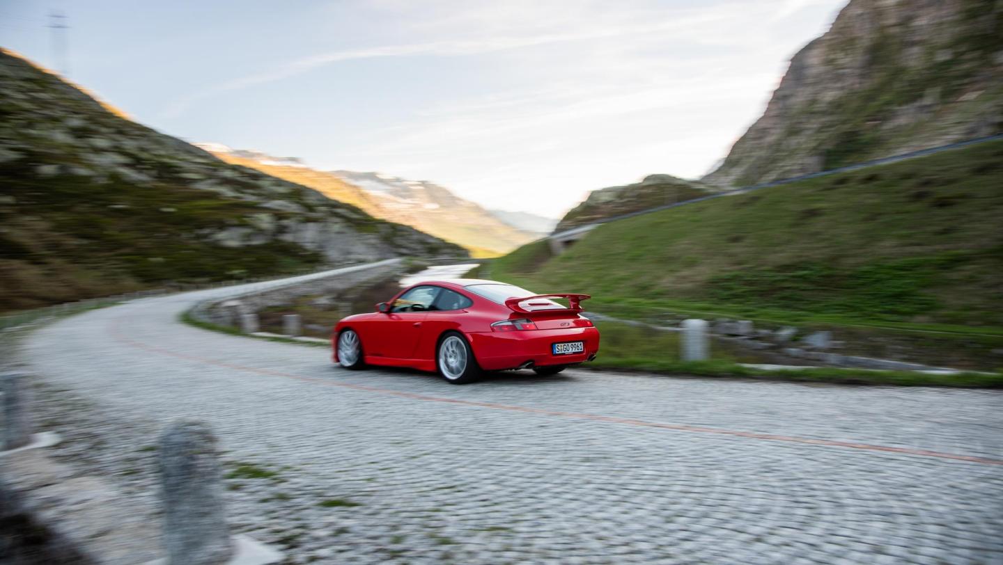 911 GT3 (996.1, 1999-2000) - indischrot - Heckflügel - Endrohre - Heckdiffusor - Rückleuchten - Fahrerseite - Schweller - 20 Jahre 911 GT3 - Schweiz - Alpenpässe - 2019