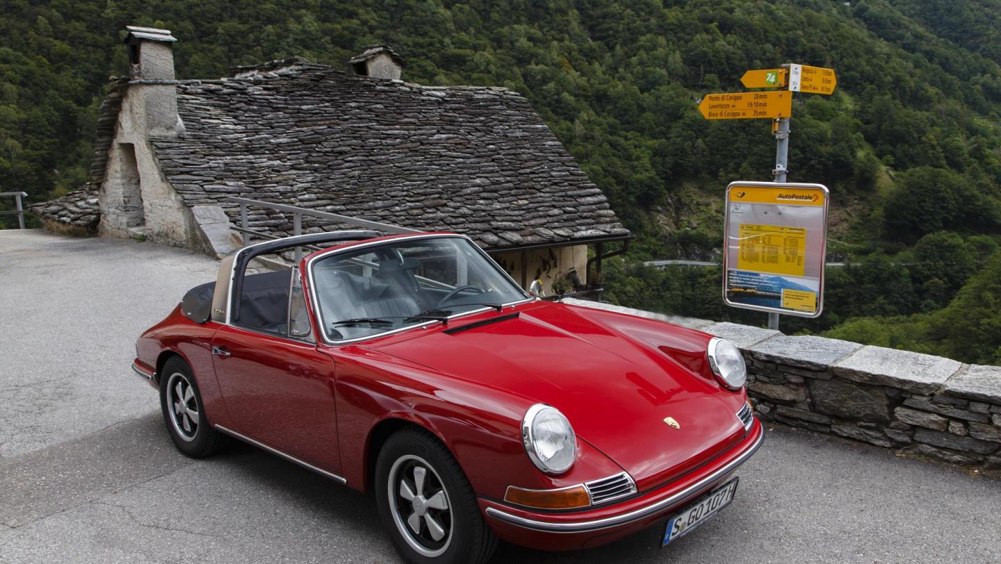 50 Jahre Porsche 911 Targa - 911 Targa 2.0 - (1967) - karminrot - Draufsicht - Beifahrerseite - Fronthaube - Tessin - 2015