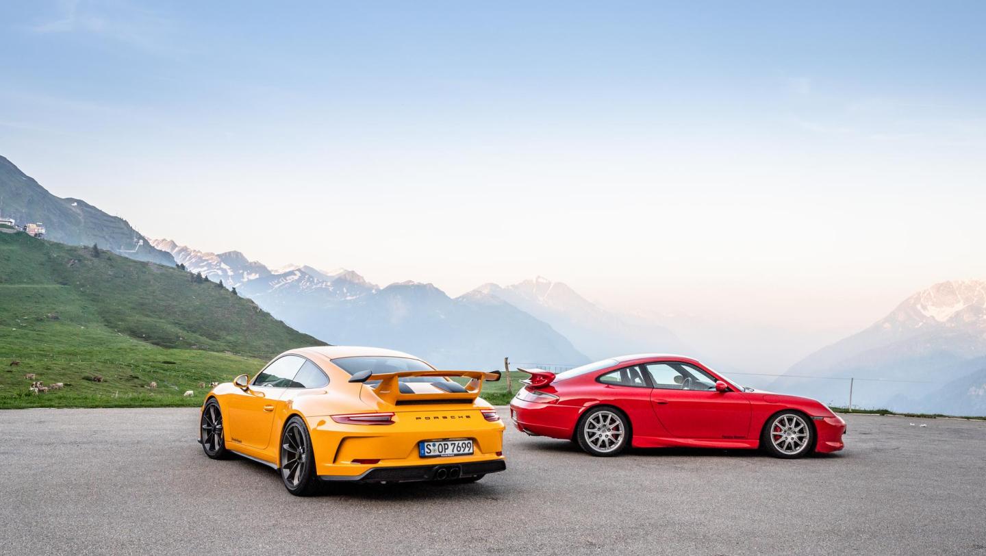 20 Jahre 911 GT3 - vom Ältesten - indischrot -  zum Jüngsten - racinggelb - (996.1 & 991.2) - Heck - Beifahrerseite - Endrohre - Heckflügel - Schweller - Schweiz - Alpenpässe - Jubiläum -  2019