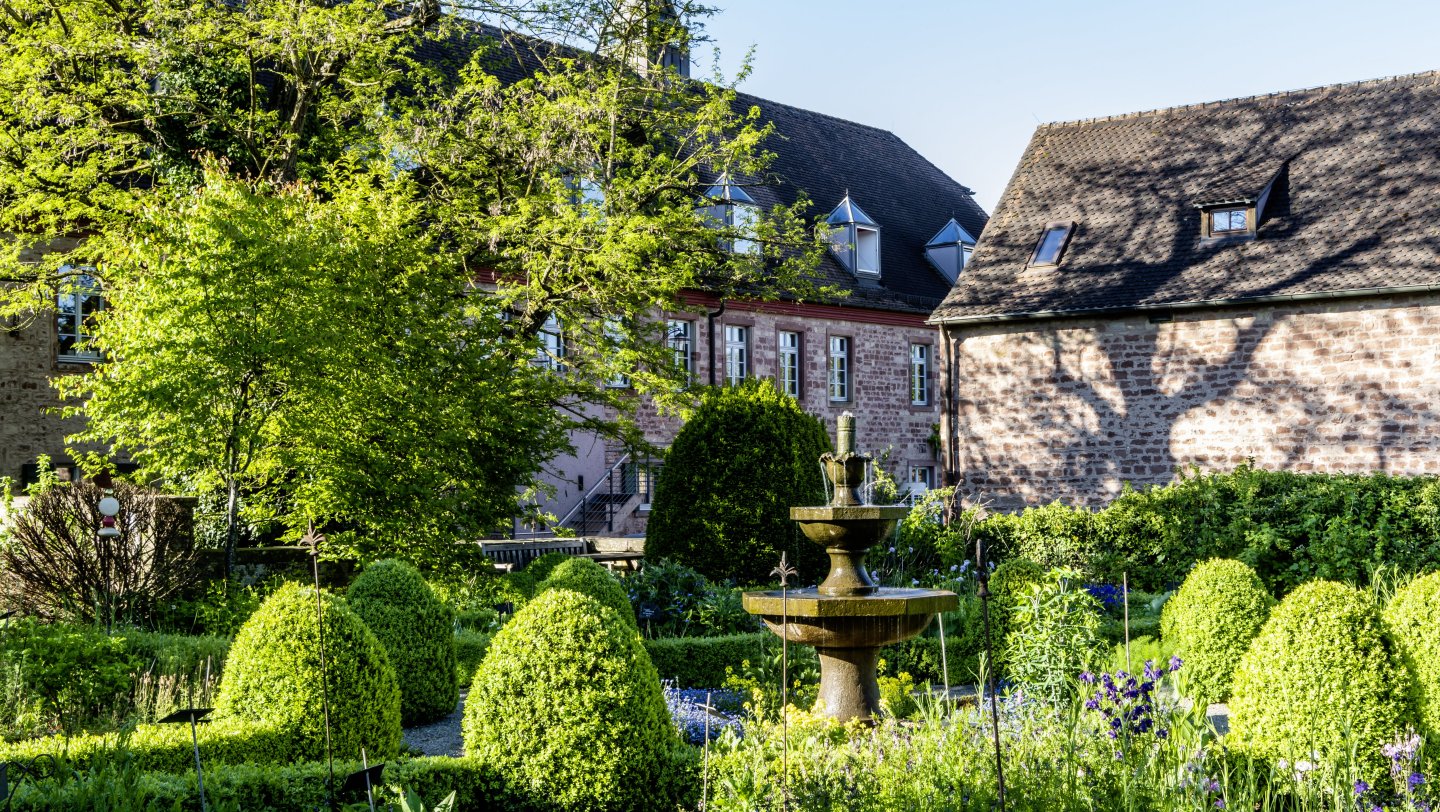 Klostergarten mit Brunnen