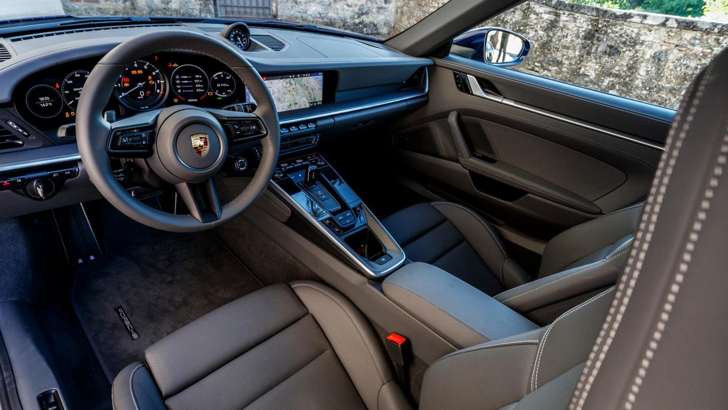 911 Carrera S Cabriolet - enzianblaumetallic - Fahrersitz - Cockpit - Lenkrad-  Instrumententafel - Mittelkonsole - Beifahrersitz - Toskana - 2019