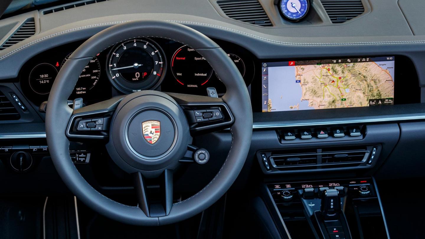 911 Carrera S Cabriolet - enzianblaumetallic - Cockpit - Lenkrad- Instrumententafel - Mittelkonsole - Toskana - 2019