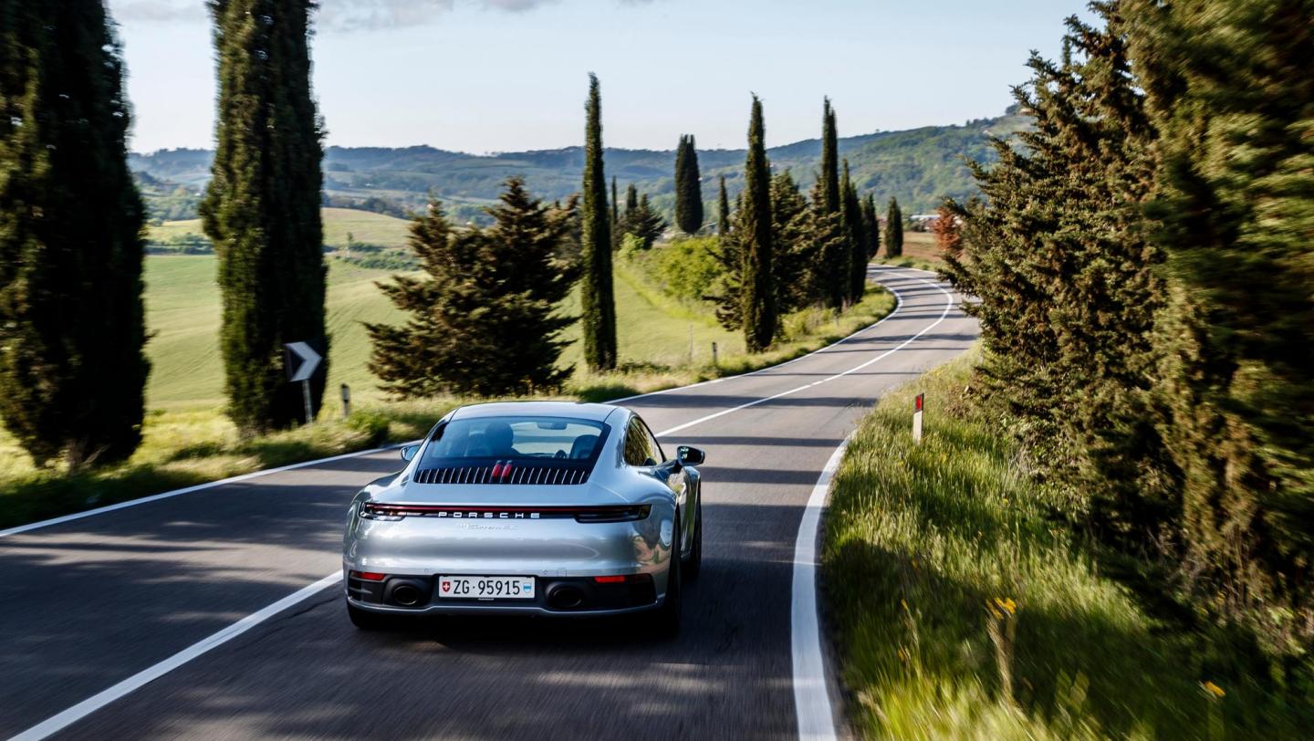 911 Carrera 4S Coupé - silbermetallic - Beifahrerseite - Heck - LED-Leuchtenband - Endrohre - Toskana - 2019