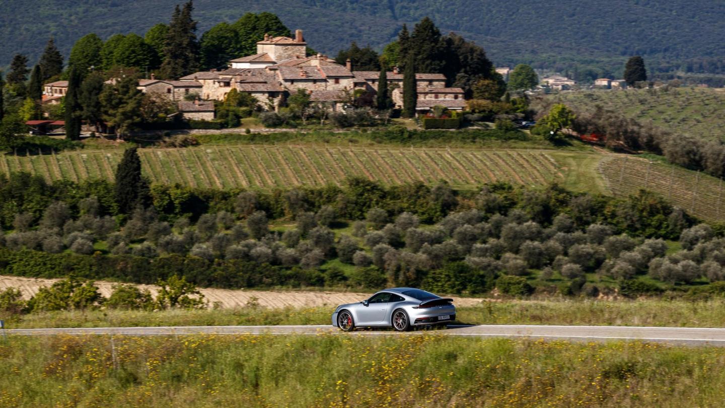 911 Carrera 4S Coupé - silbermetallic -  Fahrerseite - Panorama - Toskana - 2019
