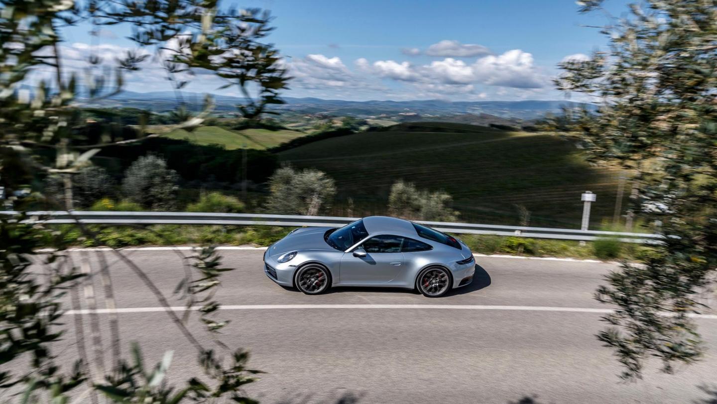 911 Carrera 4S Coupé - silbermetallic - Fahrerseite - Draufsicht - Landstrasse - Toskana - 2019