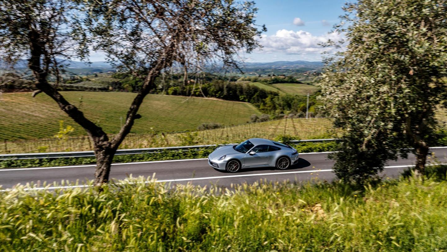 911 Carrera 4S Coupé - silbermetallic -  Fahrerseite - Landstrasse - Toskana - 2019