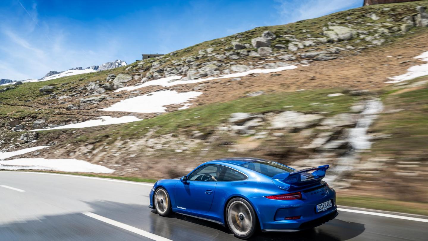 911 GT3 (991.1, 2013 - 2015) - enzianblaumetallic - Heckflügel - Rückleuchten - Endrohre - Fahrerseite - 20 Jahre 911 GT3 - Schweiz - Alpenpässe - 2019