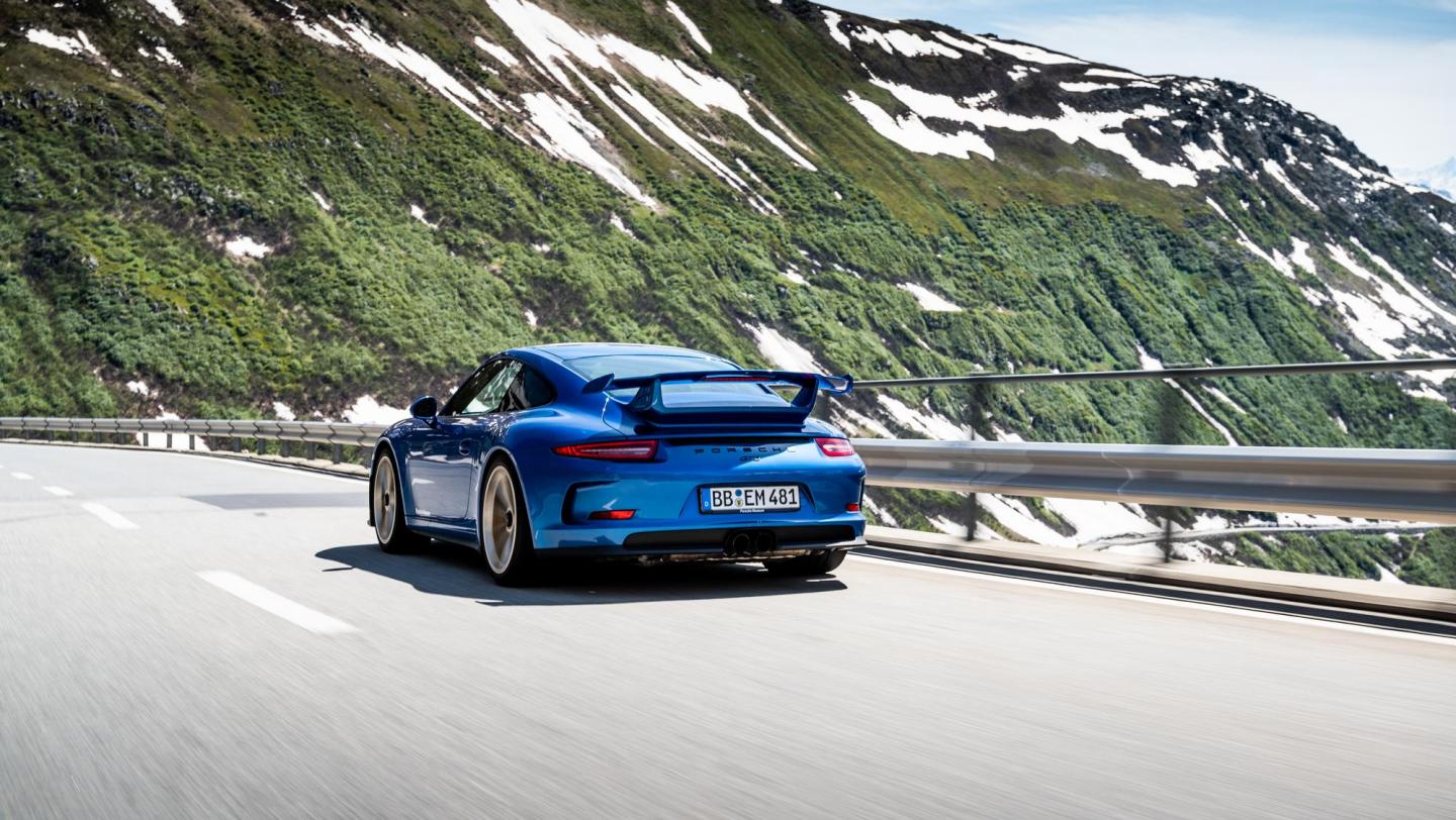 911 GT3 (991.1, 2013 - 2015) - enzianblaumetallic - Heckflügel - Rückleuchten - Endrohre - Fahrerseite - 20 Jahre 911 GT3 - Schweiz - Alpenpässe - 2019