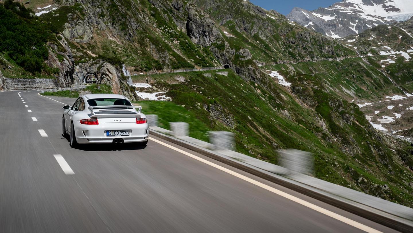911 GT3  (997.1, 2006 - 2008) - carraraweissmetallic - Bugteil - Hauptscheinwerfer - Bugspoiler - Sicken - Aussenspiegel - 20 Jahre 911 GT3 - Schweiz - Alpenpässe - 2019