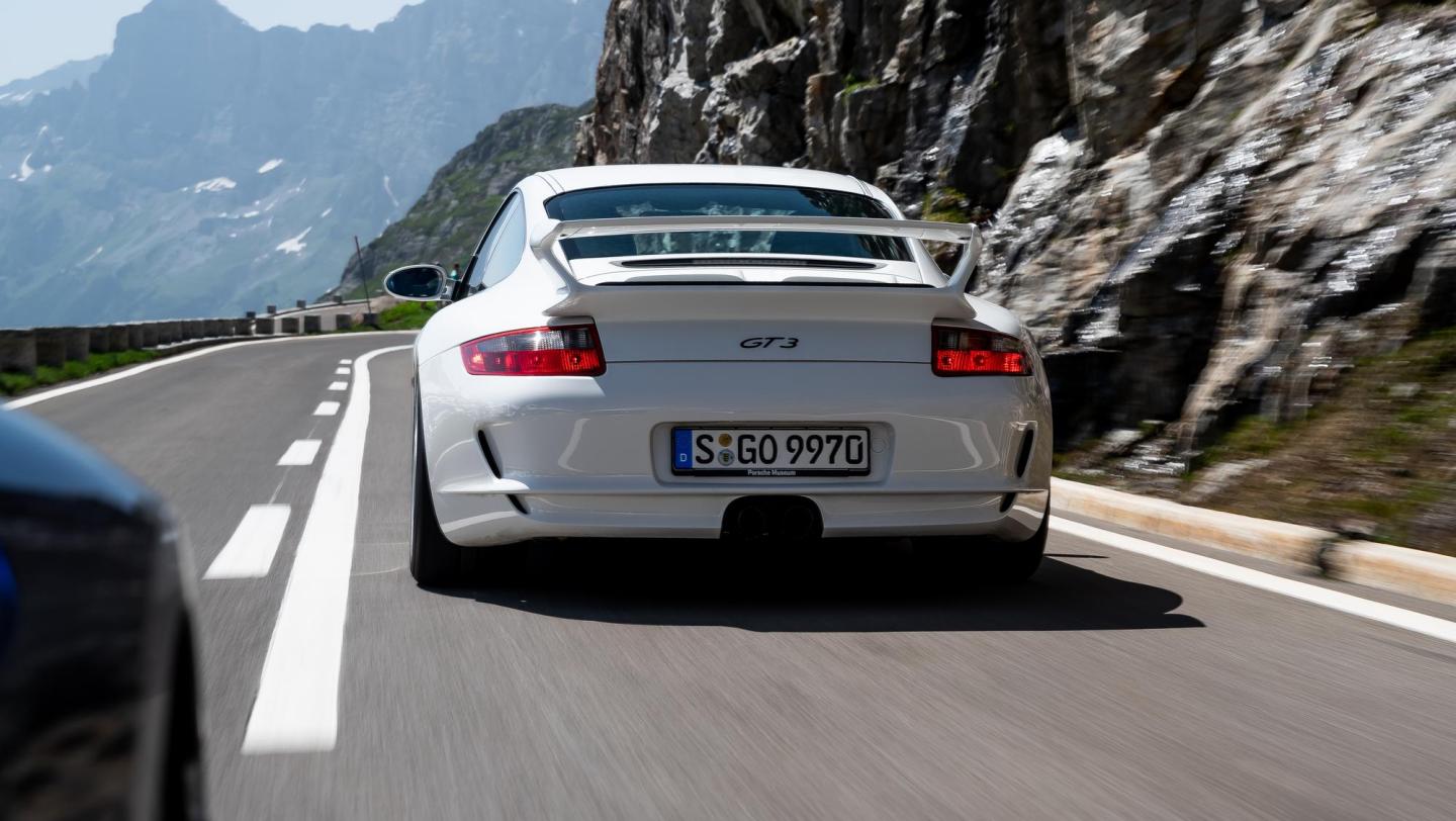 911 GT3 (997.1, 2006 - 2008) - carraraweissmetallic - Heckflügel - Endrohre - Rückleuchten  - Aussenspiegel - 20 Jahre 911 GT3 - Schweiz - Alpenpässe - 2019