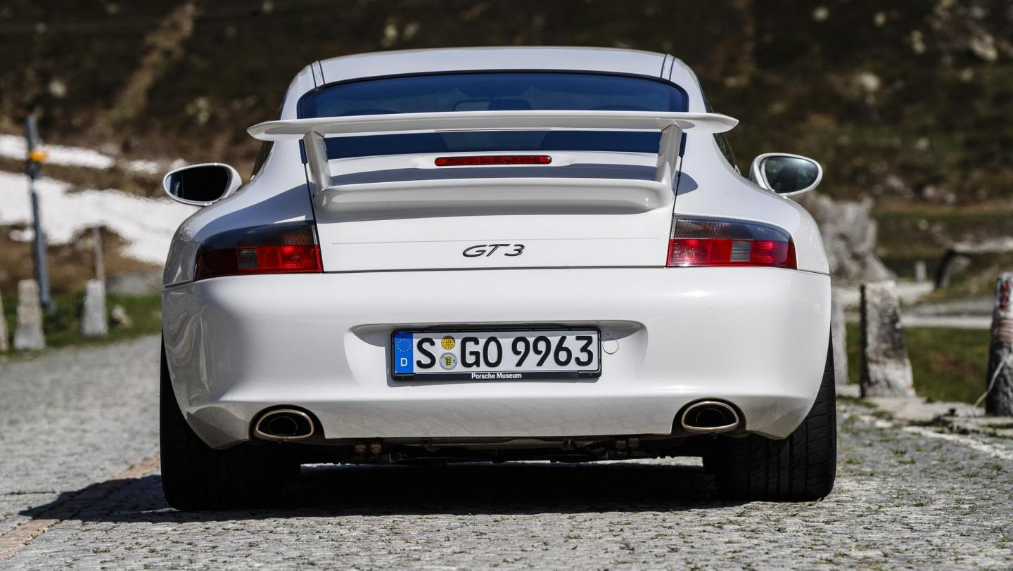 911 GT3 (996.2, 2003 - 2005)  - carraraweissmetallic - Heckflügel - Heckklappe - Endrohre - 20 Jahre 911 GT3 - Schweiz - Alpenpässe - 2019