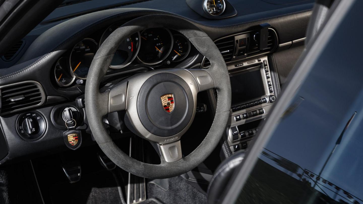 911 GT3 (997.1, 2006 - 2008) - carraraweissmetallic - Lenkrad - Wappen - Instrumententafel - Cockpit - 20 Jahre 911 GT3 - Schweiz - Alpenpässe - 2019