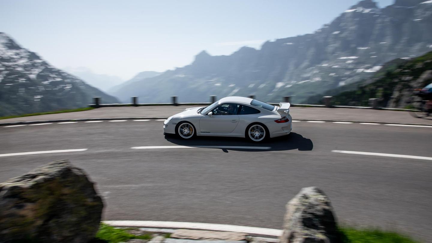 911 GT3  (997.1, 2006 - 2008) - carraraweissmetallic - Türschriftzug - Fahrerseite - Räder - Fahrertür - Schweller - Bugteil  - 20 Jahre 911 GT3 - Schweiz - Alpenpässe - 2019