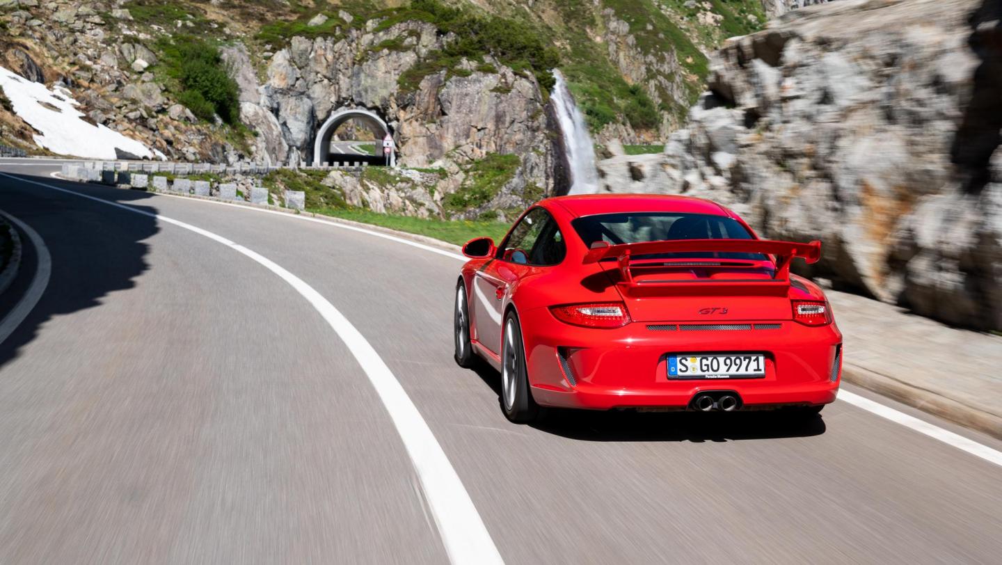 911 GT3 (997.2, 2009 - 2011) - indischrot - Heckflügel - Rückleuchten - Endrohre - Tunneleinfahrt - 20 Jahre 911 GT3 - Schweiz - Alpenpässe - 2019