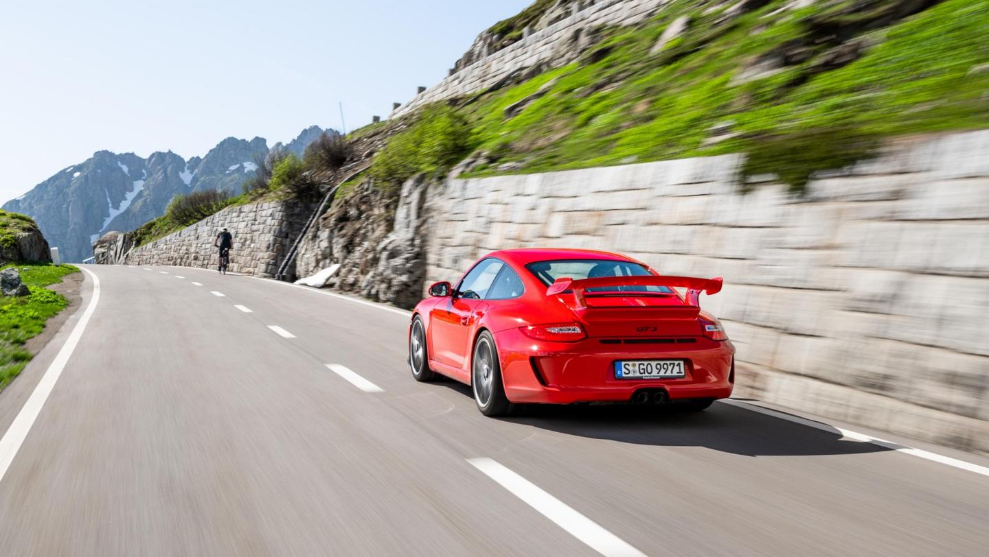 911 GT3 (997.2, 2009 - 2011) - indischrot - Heckflügel - Rückleuchten - Endrohre - Fahrerseite - 20 Jahre 911 GT3 - Schweiz - Alpenpässe - 2019