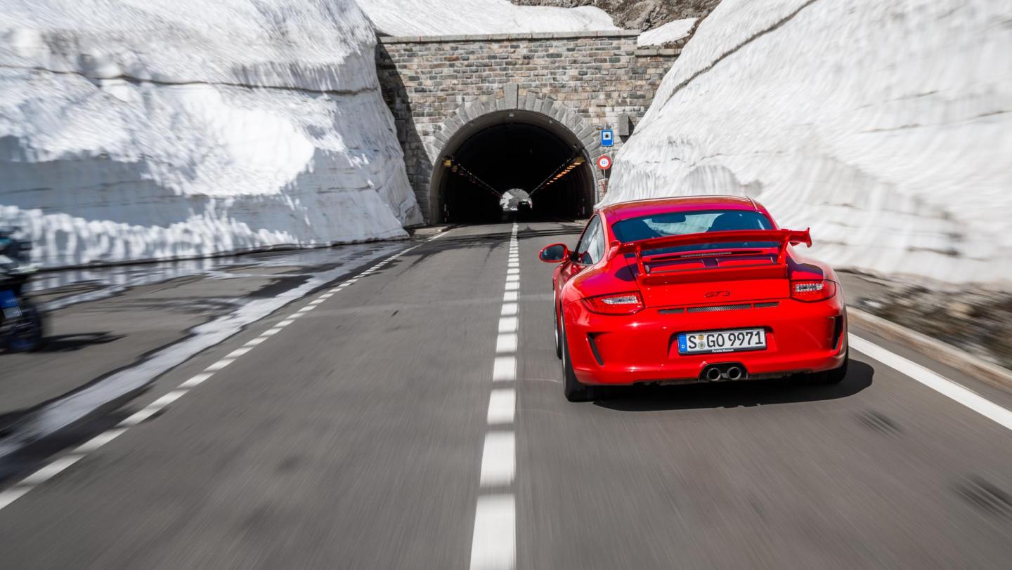 911 GT3 (997.2, 2009 - 2011) - indischrot - Heckflügel - Rückleuchten - Endrohre - Tunneleinfahrt - 20 Jahre 911 GT3 - Schweiz - Alpenpässe - 2019