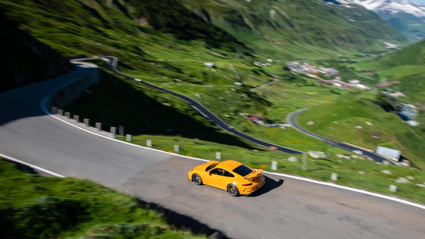 911 GT3 (991.2, 2017 - 2018) - racinggelb - Draufsicht - Fahrerseite - Dach - 20 Jahre 911 GT3 - Schweiz - Alpenpässe - 2019