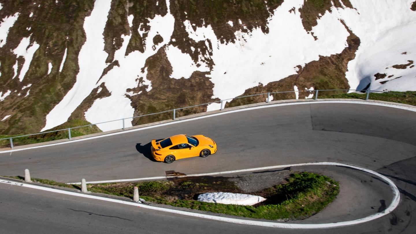 911 GT3 (991.2, 2017 - 2018) - racinggelb - Draufsicht - Dach - Serpentinen - Fahrerseite - 20 Jahre 911 GT3 - Schweiz - Alpenpässe - 2019