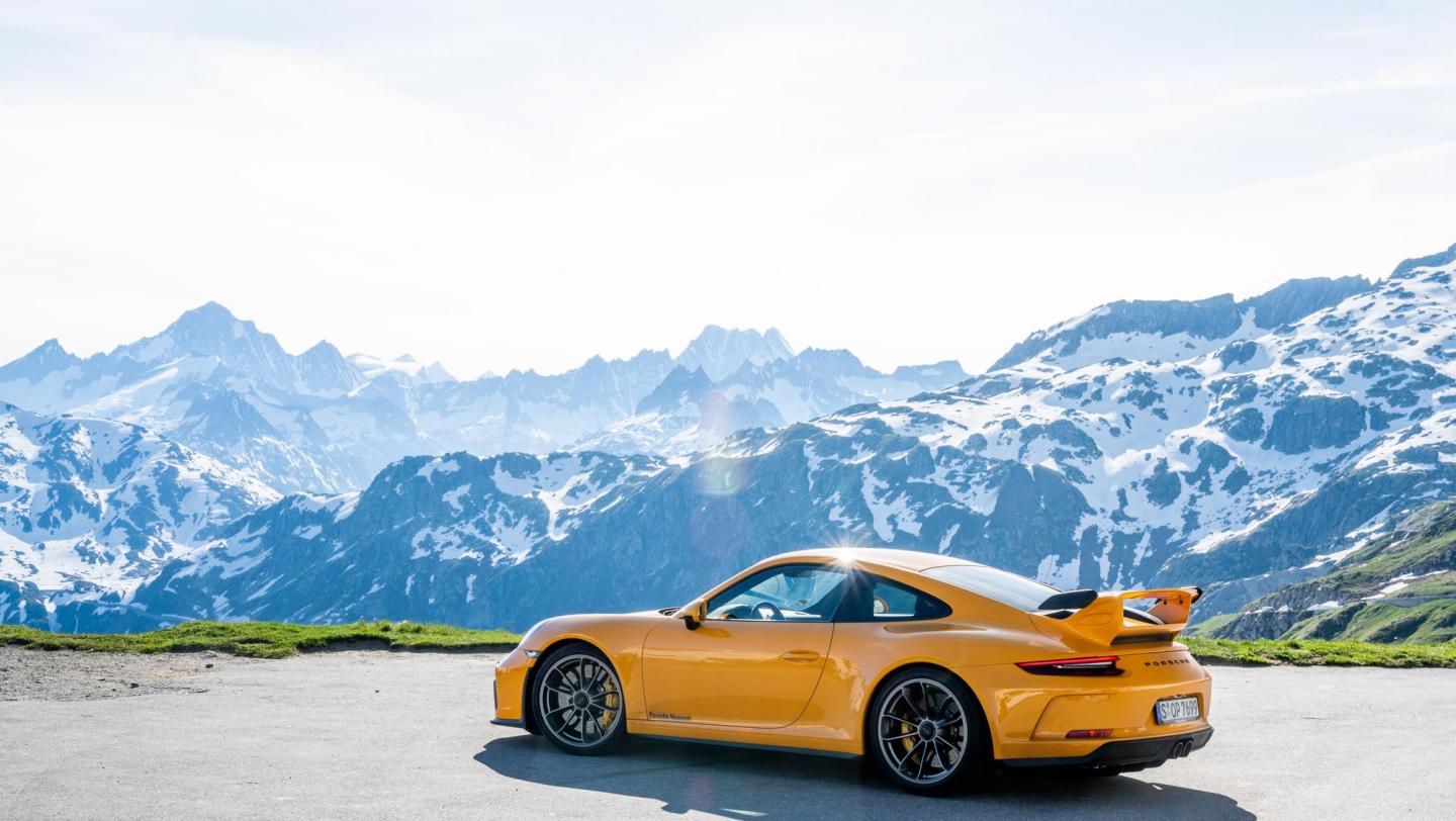 911 GT3 (991.2, 2017 - 2018) - racinggelb - Beifahrerseite - Türschriftzug - Schweller - Heckflügel -Flyline - Panorama -  Berggipfel - 20 Jahre 911 GT3 - Schweiz - Alpenpässe - 2019