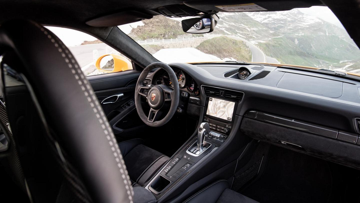 911 GT3 (991.2, 2017 - 2018) - racinggelb - Cockpit - Fahrersitz - Lenkrad - Mittelkonsole - Schaltknauf - Display - 20 Jahre 911 GT3 - Schweiz - Alpenpässe - 2019