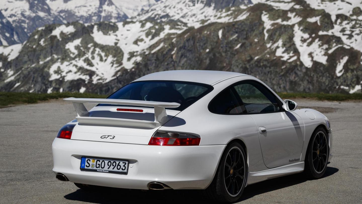 911 GT3 (996.2, 2003 - 2005) - carraraweissmetallic - Heckflügel - Rückleuchten - Endrohre  - Beifahrerseite - 20 Jahre 911 GT3 - Schweiz - Alpenpässe - 2019