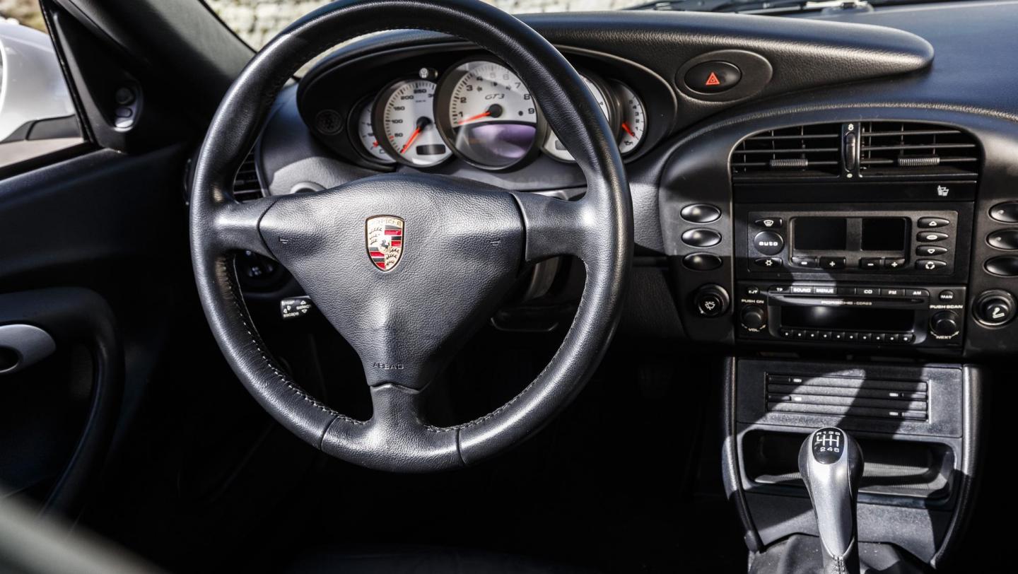 911 GT3 (996.2, 2003 - 2005) - carraraweissmetallic - Cockpit - Instrumententafel - Armaturen - Lenkrad - Mittelkonsole - Displays - Schaltknauf - 20 Jahre 911 GT3 - Schweiz - Alpenpässe - 2019