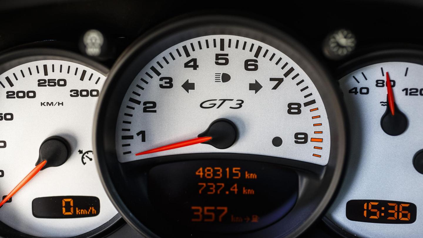 911 GT3 (996.2, 2003 - 2005) - carraraweissmetallic - Kontrollanzeigen - Instrumententafel - Anzeige Drehzahlmesser - Tachometer - Kilometerzähler -  Tankanzeige -  20 Jahre 911 GT3 - Schweiz - Alpenpässe - 2019