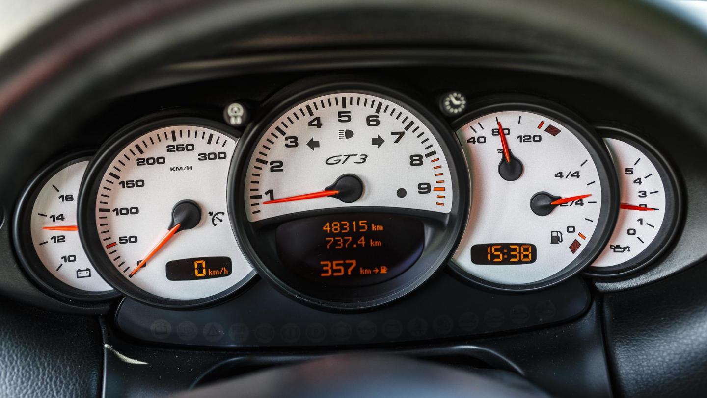 911 GT3 (996.2, 2003 - 2005) - carraraweissmetallic - Kontrollanzeigen - Instrumententafel - Anzeige -  Drehzahlmesser - Tachometer - Kilometerzähler - Batteriestatus - Ölfüllung - 20 Jahre 911 GT3 - Schweiz - Alpenpässe - 2019