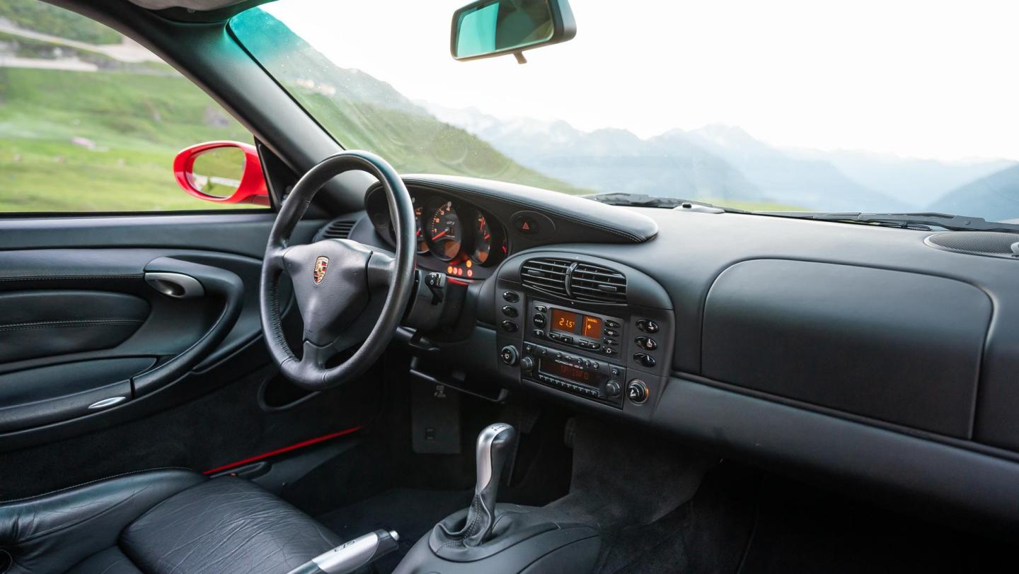 911 GT3 (996.1, 1999-2000) - indischrot - Cockpit - Lenkrad - Mittelkonsole - Schaltknauf - 20 Jahre 911 GT3 - Schweiz - Alpenpässe - 2019