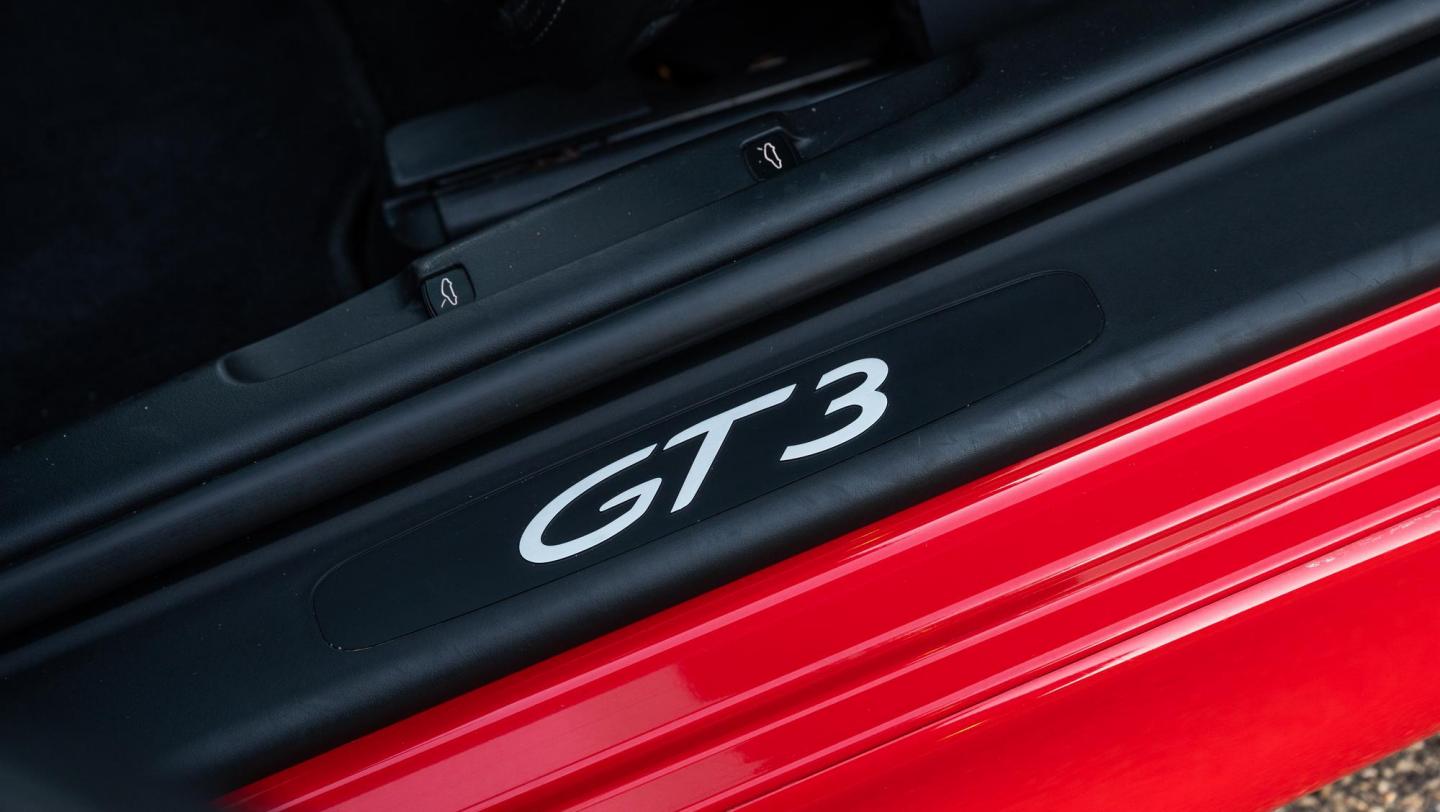 911 GT3 (996.1, 1999-2000) - indischrot -  Fahrerseite - Einstiegsleiste mt Schriftzug - 20 Jahre 911 GT3 - Schweiz - Alpenpässe - 2019