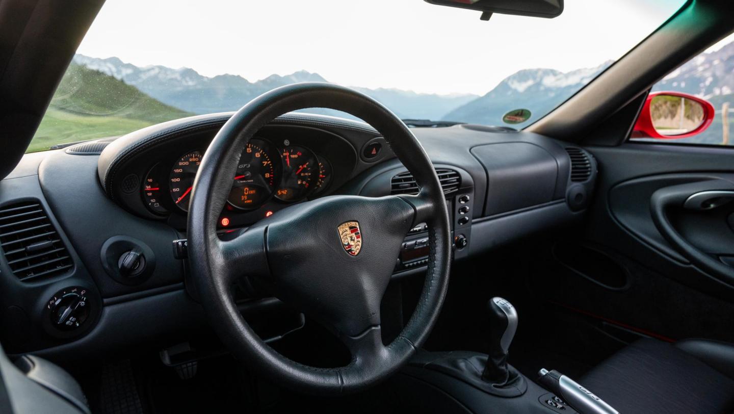 911 GT3 (996.1, 1999-2000) - indischrot - Lenkrad - Fahrerseite - Rückspiegel - Frontscheibe - Aussenspiegel - Instrumentenfeld - 20 Jahre 911 GT3 - Schweiz - Alpenpässe - 2019