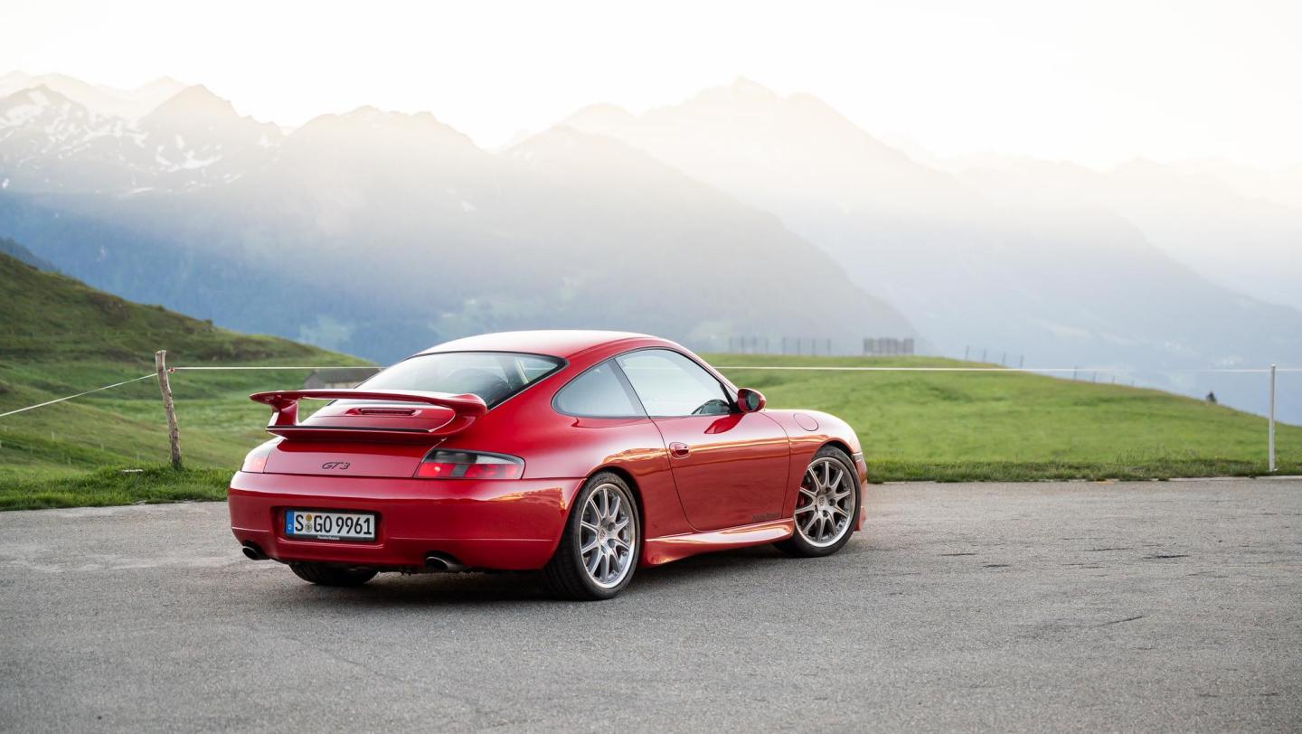 911 GT3 (996.1, 1999-2000) - indischrot - 20 Jahre 911 GT3 - Schweiz - Heckflügel - Endrohre - Heckdiffusor - Rückleuchten - Beifahrerseite - Schweller - Alpenpässe - 2019