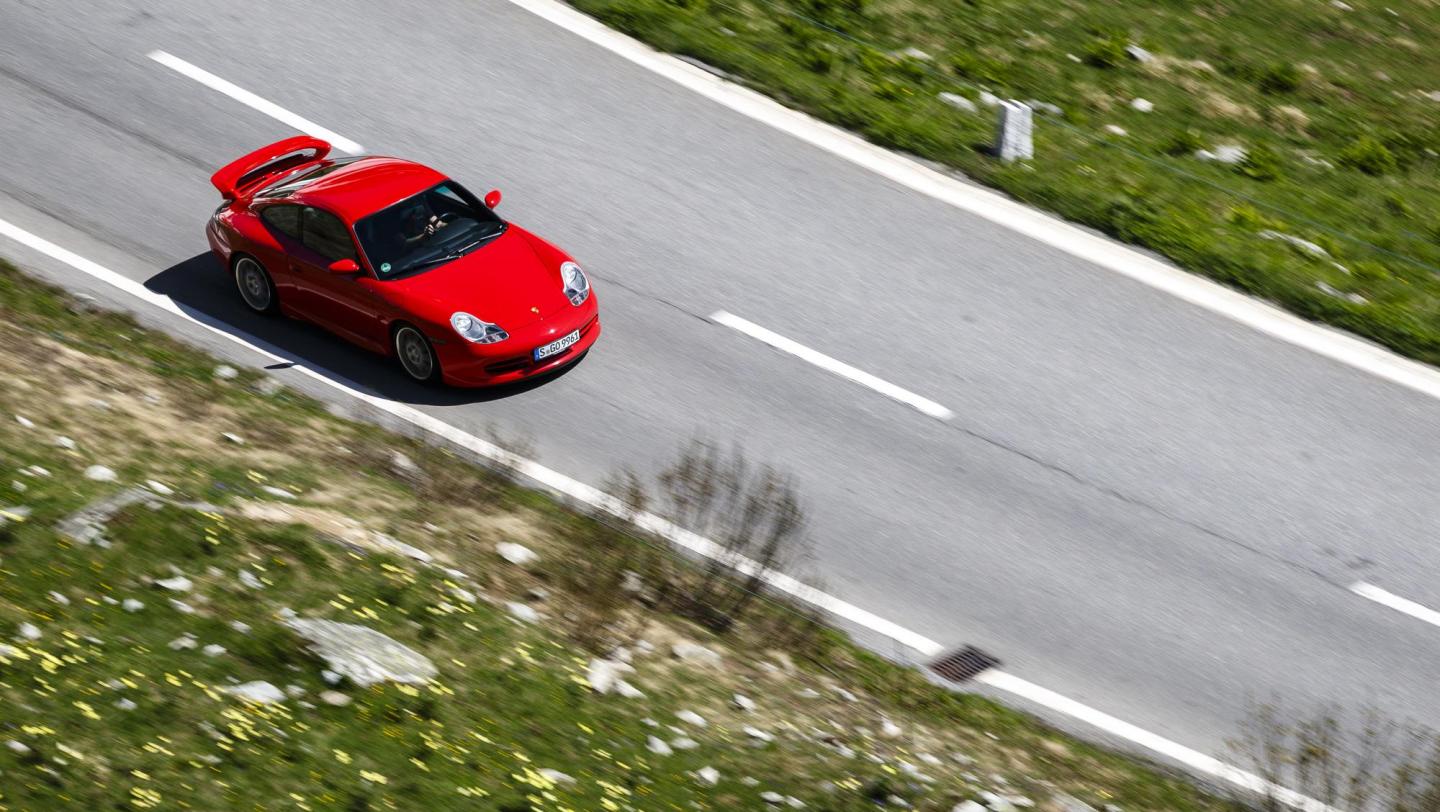 911 GT3 (996.1, 1999-2000) - indischrot - Draufsicht - Bugteil - Dach -  20 Jahre 911 GT3 - Schweiz - Alpenpässe - 2019