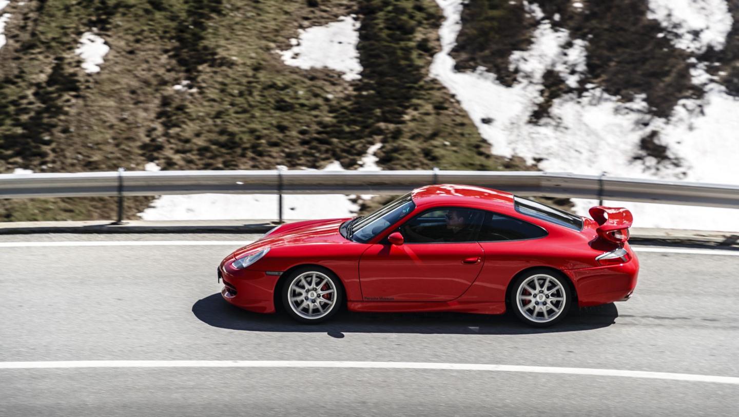 911 GT3 (996.1, 1999-2000) - indischrot - Draufsicht - Fahrerseite - Dach - Heckflügel - Fronthaube - 20 Jahre 911 GT3 - Schweiz - Alpenpässe - 2019