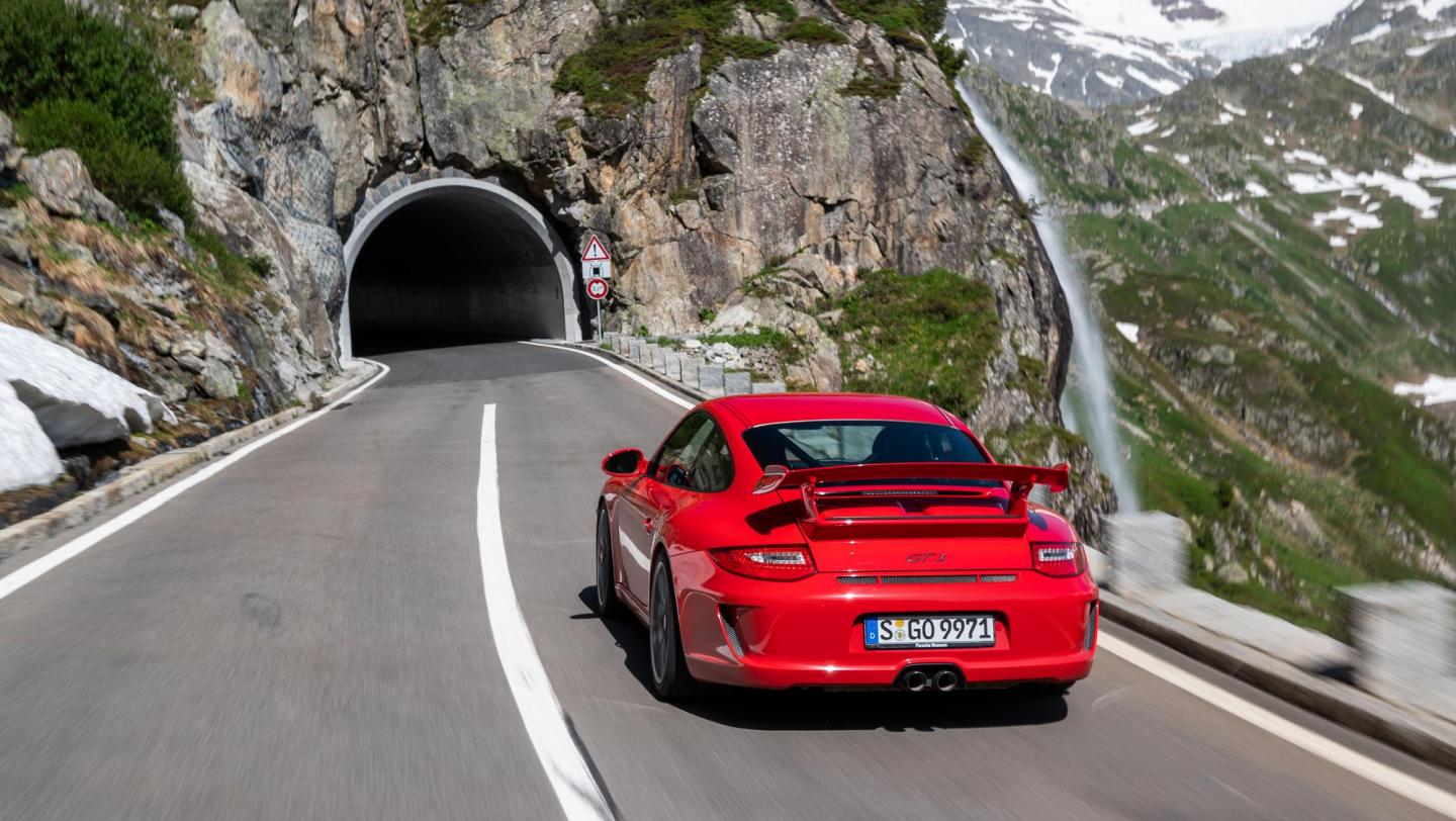 911 GT3 (997.2, 2009 - 2011) - indischrot - Heckflügel - Rückleuchten - Endrohre - Tunnel - 20 Jahre 911 GT3 - Schweiz - Alpenpässe - 2019