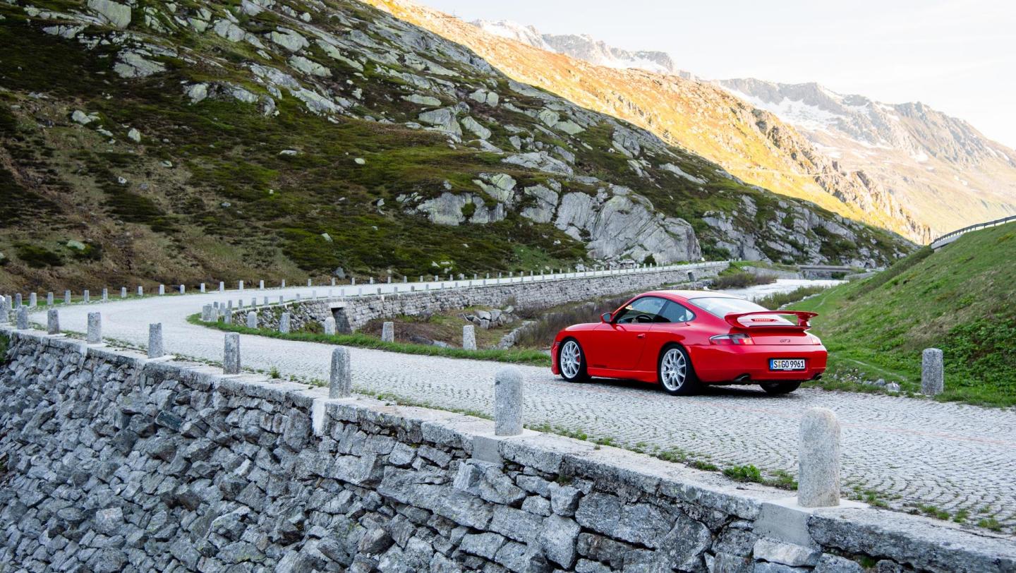 911 GT3 (996.1, 1999-2000) - indischrot - 20 Jahre 911 GT3 - Fahrerseite - Heck - Schweiz - Alpenpässe - 2019