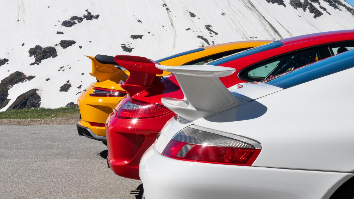 Drei 911 GT3 (996.2,997.2,991.2) - racinggelb - indischrot - carraraweissmetallic - Heck - Heckflügel - Rückleuchten - Motorsignet - Schweiz - Alpenpässe -  2019