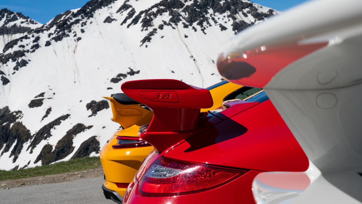 Drei 911 GT3 (996.2,997.2,991.2) -racinggelb - indischrot - carraraweissmetallic - Heck - Heckflügel - Heckleuchten - Schweiz - Alpenpässe - 2019