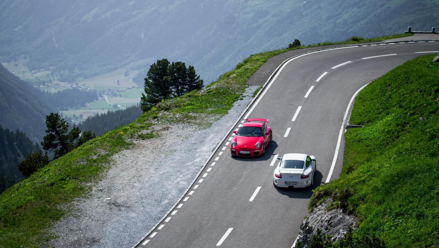Zwei 911 GT3 (997.1 & 997.2) - indischrot - carraraweissmetallic - Gegenspur - Heckflügel - Endrohre - Fronthaube - Dach - Alpenpass - Schweiz - 2019
