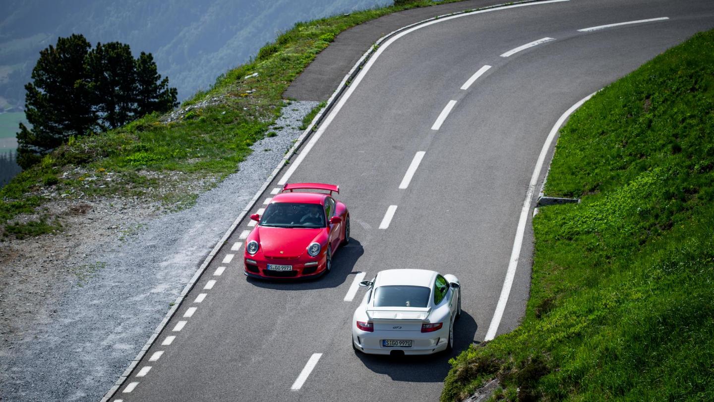 Zwei 911 GT3 (997.1 & 997.2) - indischrot - carraraweissmetallic - Heckflügel - Endrohre - Fronthaube - Dach - Alpenpass - Schweiz - 2019